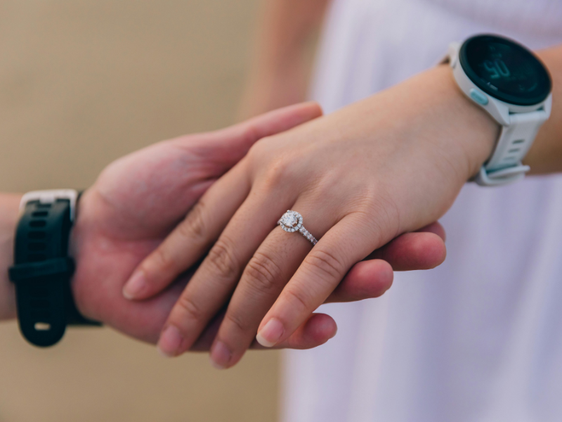結婚指輪をした夫婦が手を重ねる様子